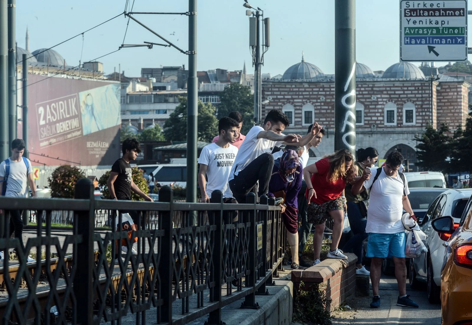 İstanbul'a boş diye geldiler, kalabalıktan raylarda yürüdüler