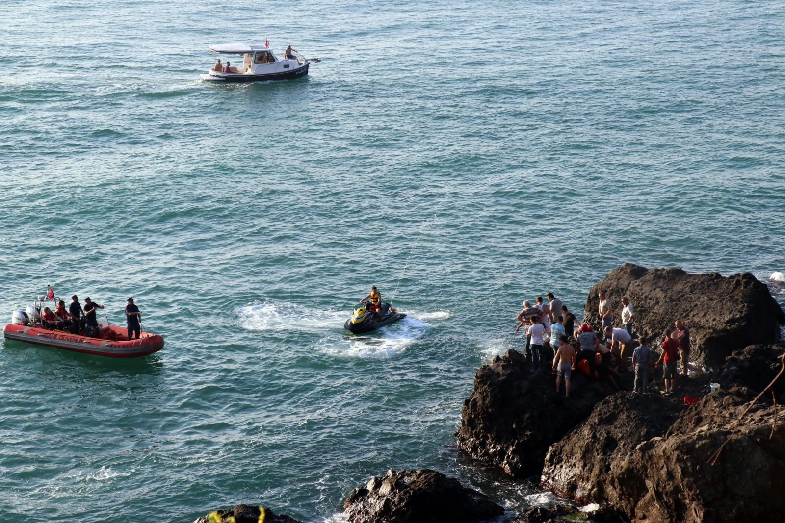 Balık tutarken kayalıkların arasına düştü