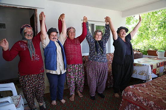 Köy yaşamından dünyaya açıldı