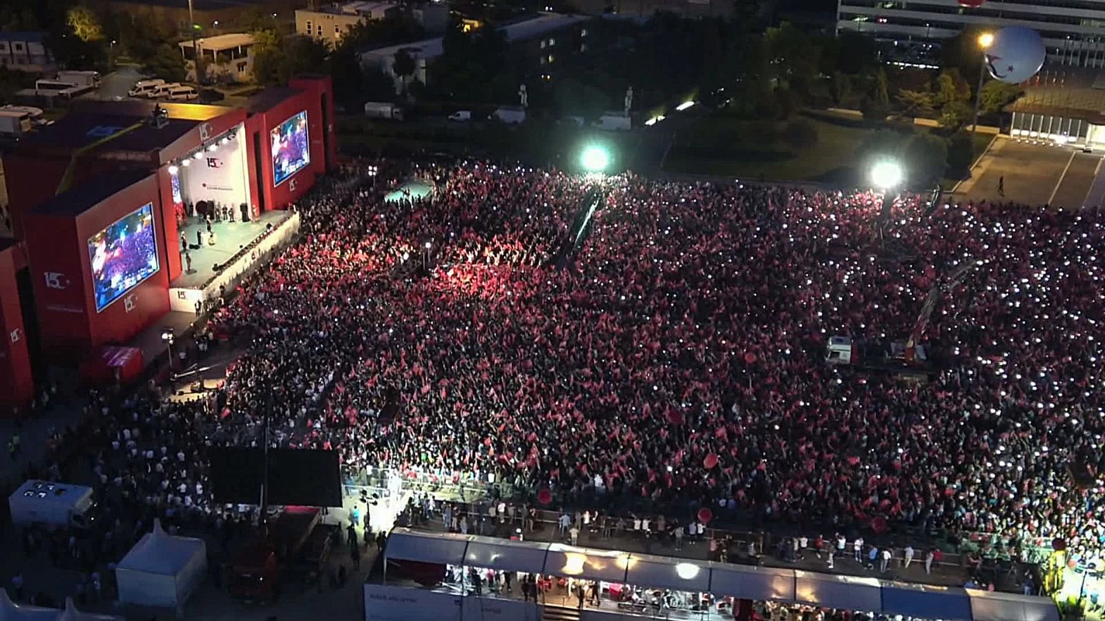 Cumhurbaşkanı Erdoğan Atatürk Havalimanı'nda halka hitap etti