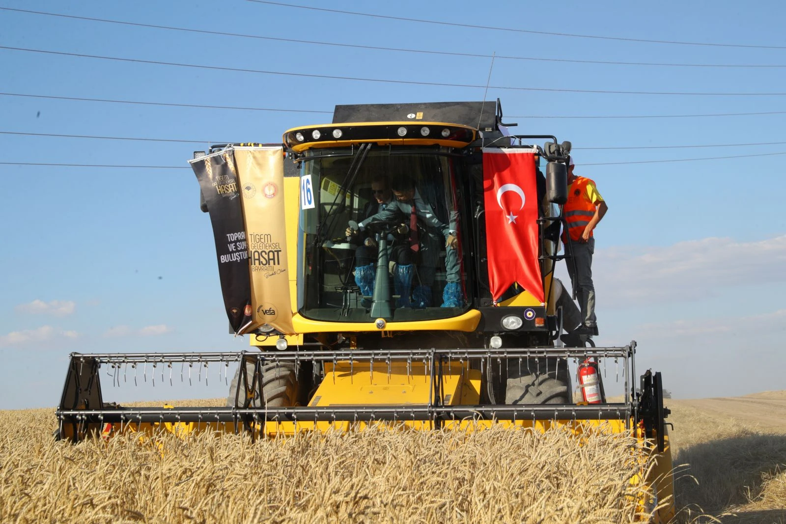 Cumhurbaşkanı Erdoğan biçerdöver ve elektrikli traktör kullandı