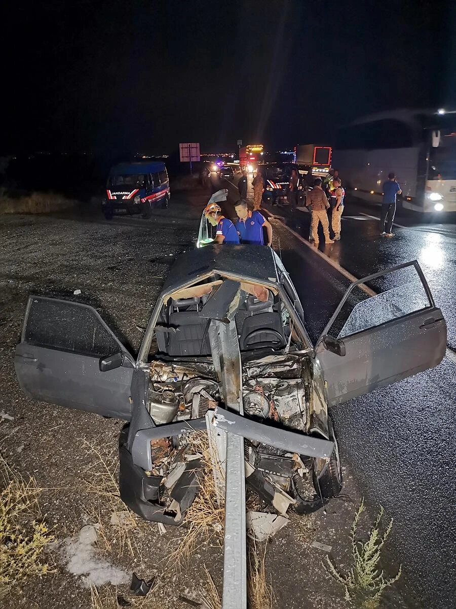 Erzincan'da otomobil bariyerlere saplandı: 1 ölü