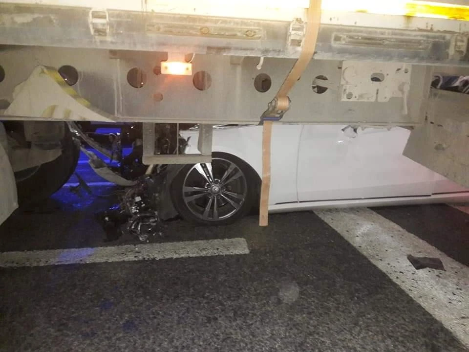 Tırın altına giren otomobilde feci şekilde can verdi