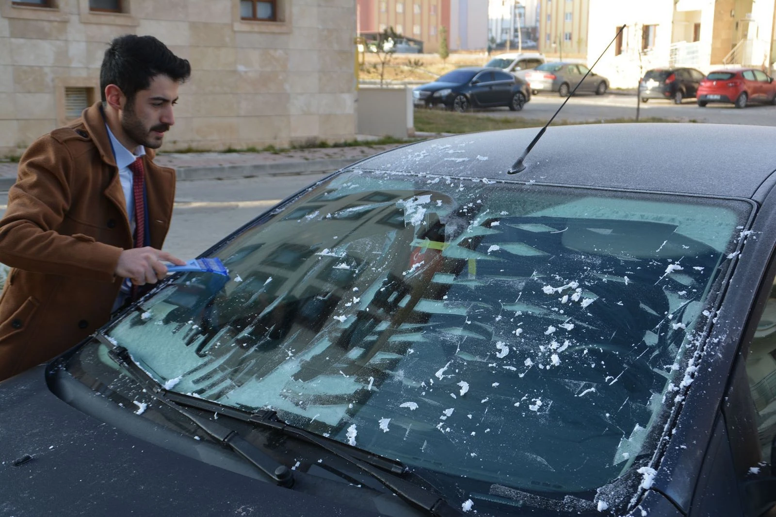 Sarıkamış'ta soğuktan araçların camları dondu
