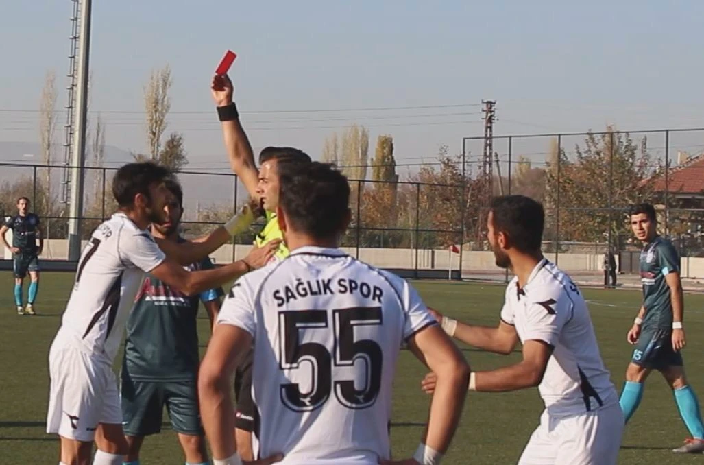 Kırmızı kartı gördü hakeme saldırdı!