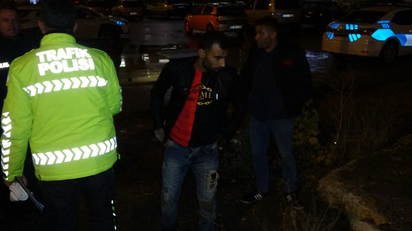 Su kanalına uçan otomobili bıraktı, kaybolan altınlarını aradı