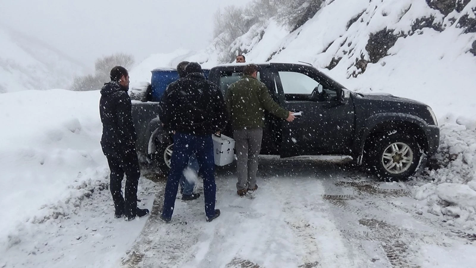 Kar ve tipide mahsur kalan 20 kişi kurtarıldı