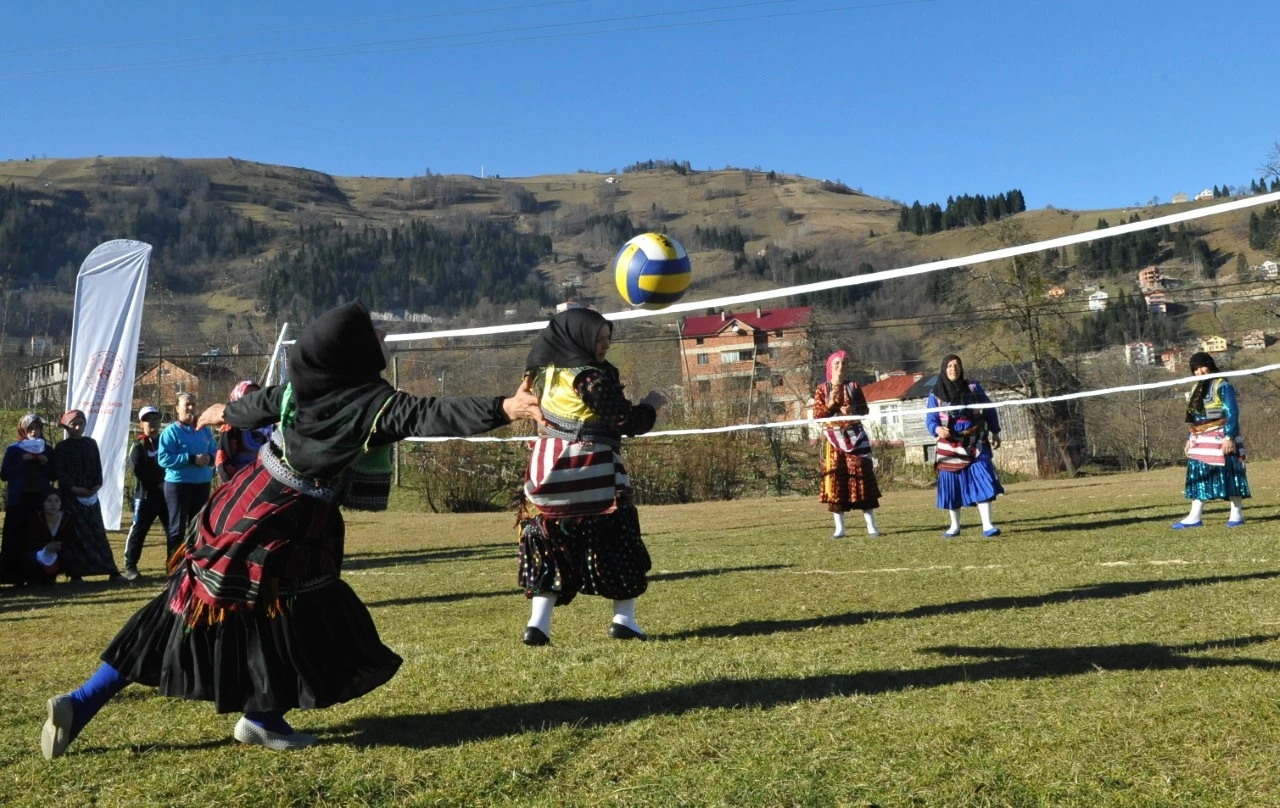 Ağasar kıyafetli kadınlar tarladan çıkıp voleybol oynadı