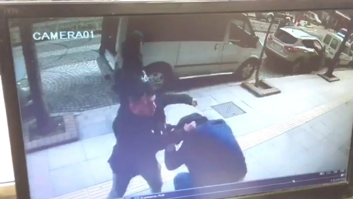 6 yıl sonra gördüğü arkadaşıyla önce tokalaştı sonra saldırdı