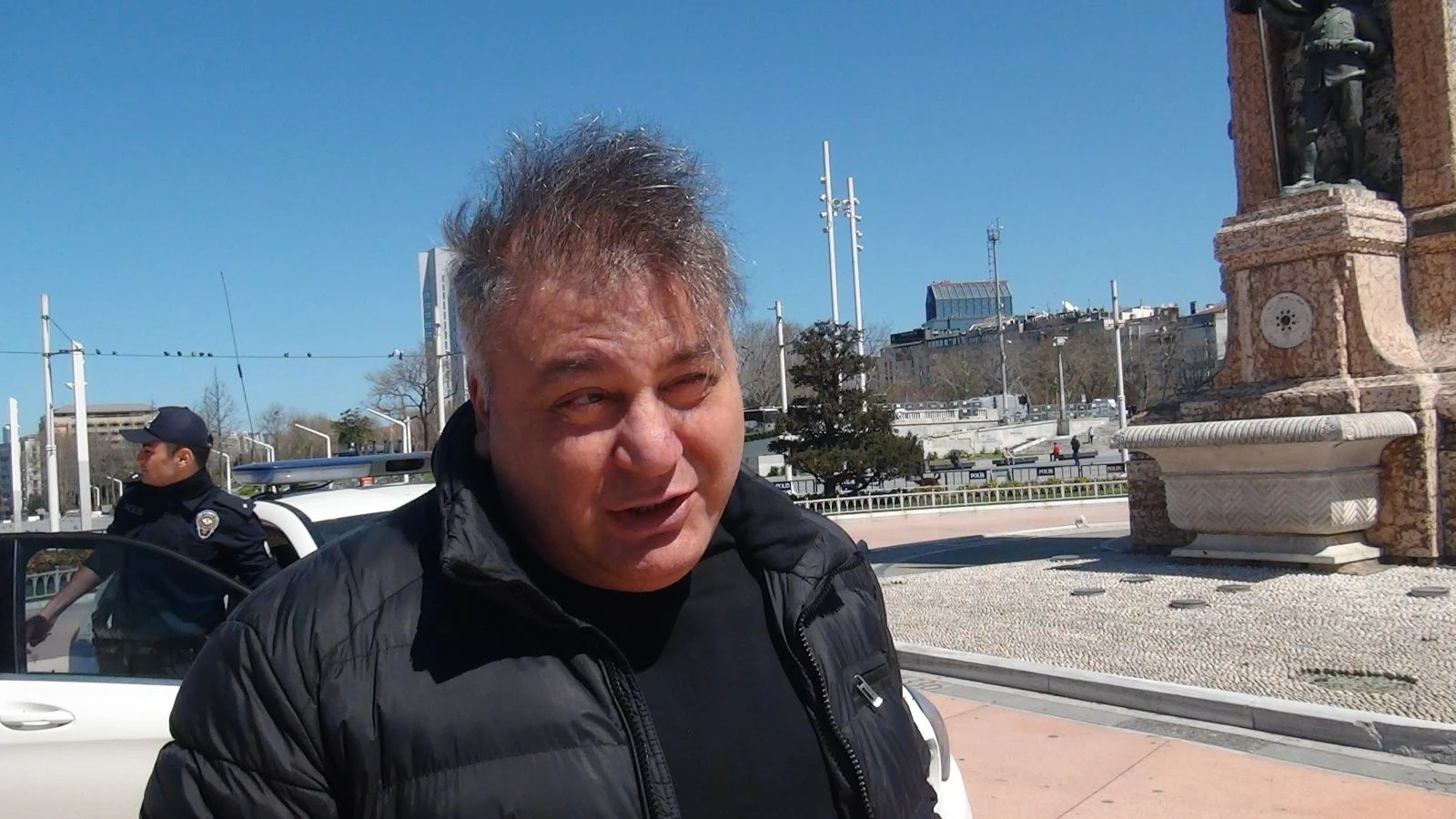 Taksim’de sosyal mesafe cezası yiyen vatandaştan ilginç tepki