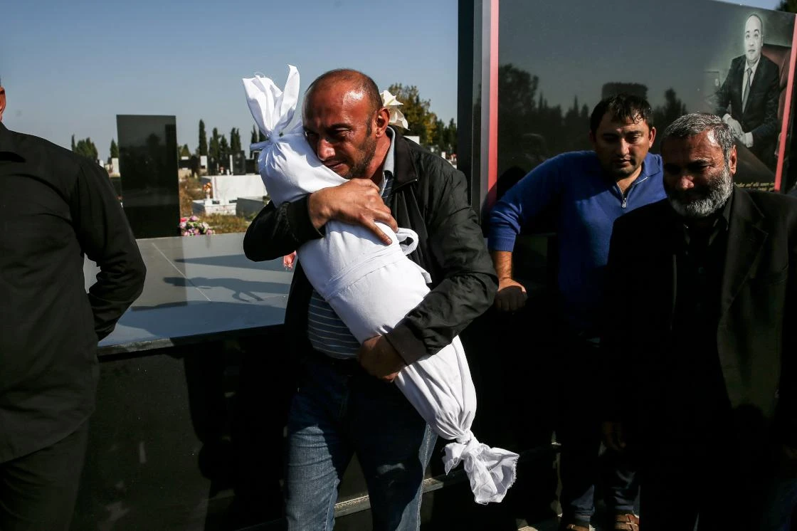 Ermenistan'ın Gence'de füze ile öldürdüğü siviller son yolcuğuna uğurlandı