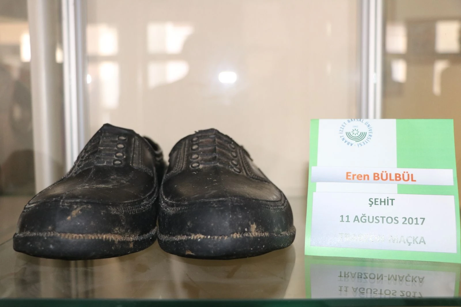 Eren Bülbül'ün 'kara lastikleri' ayakkabı müzesinde