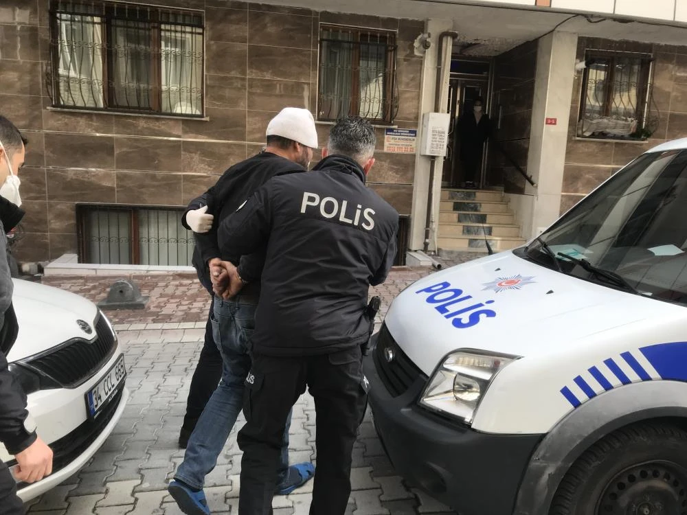 Arkadaşını bıçakladı," Ne oldu" diyerek camdan meyve uzattı