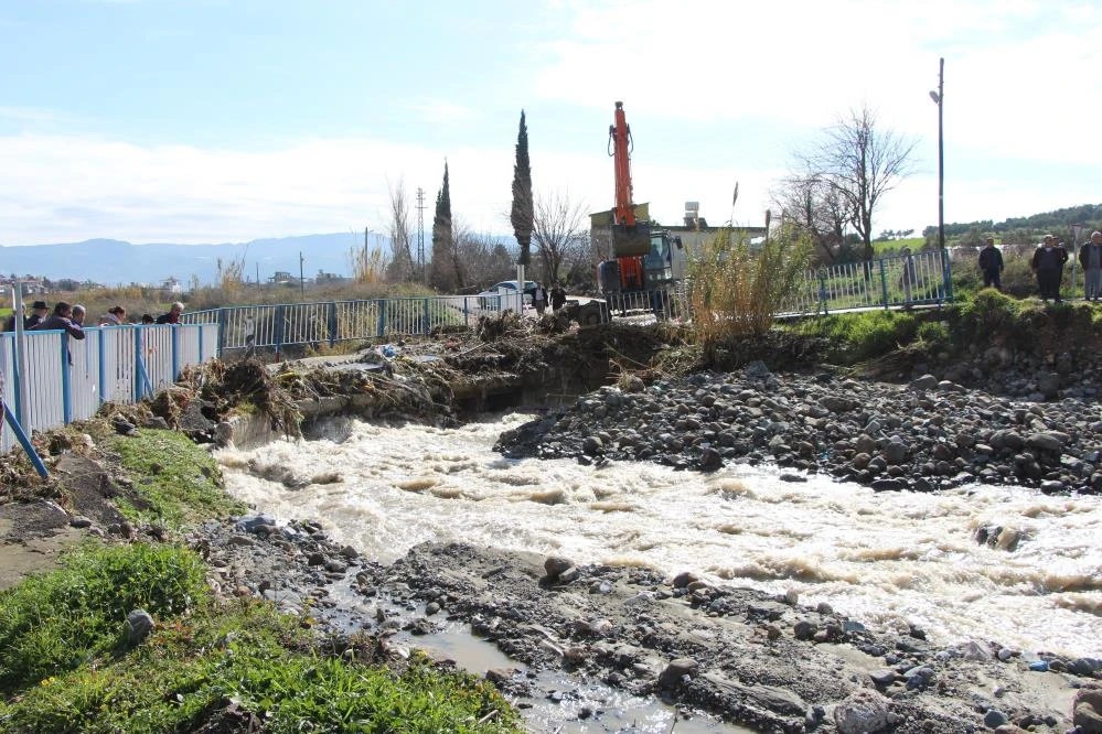 Aşırı yağışlardan dolayı köprü çöktü