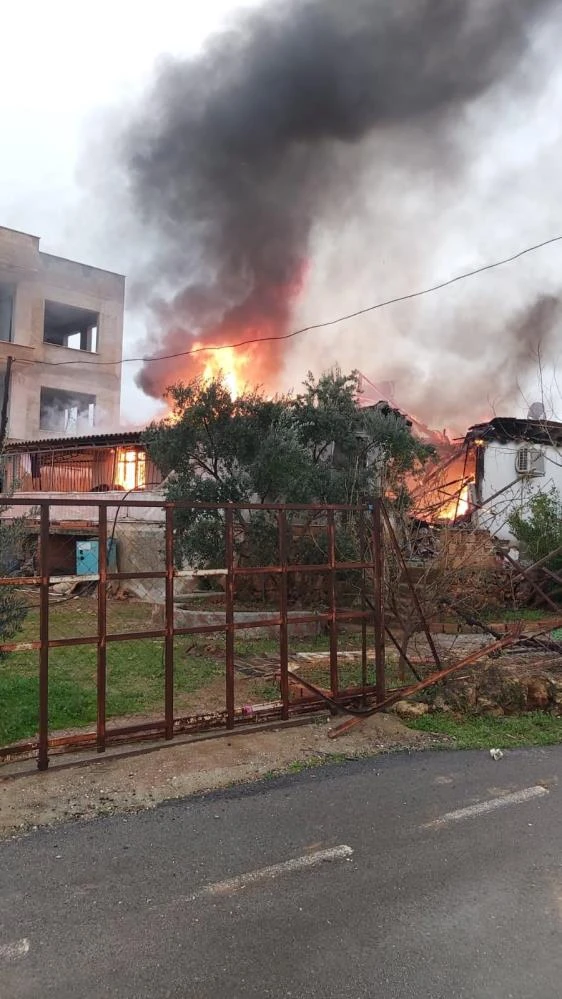 Kahreden yangın! Yaşlı kadına ulaşmak için duvarı yıktılar