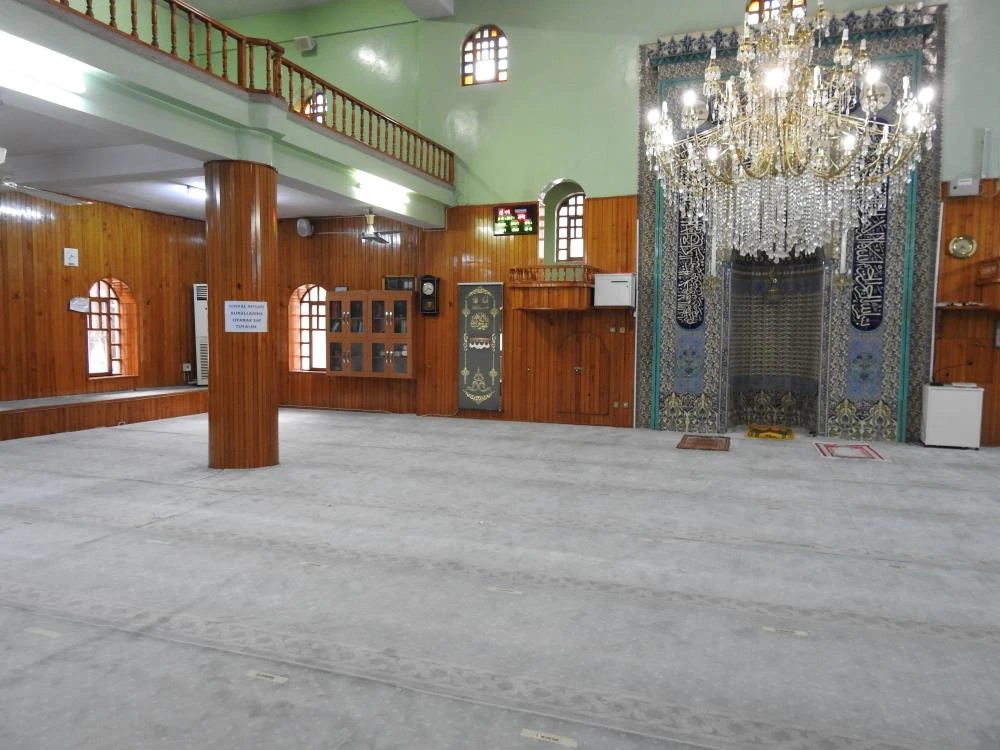 Namaz kılma taklidi yaparak cep telefonunu çaldı