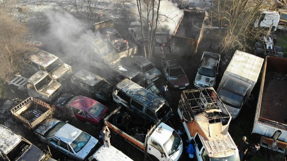 Arazide yakılan ateş 30’a yakın aracı kül etti