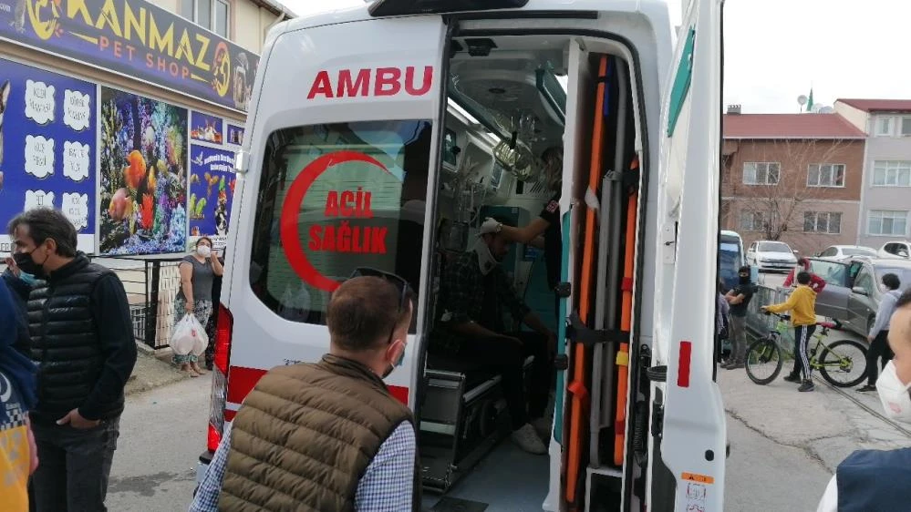 Kafa kafaya çarpışan araçlardan biri yayaya çarptı: 3 yaralı