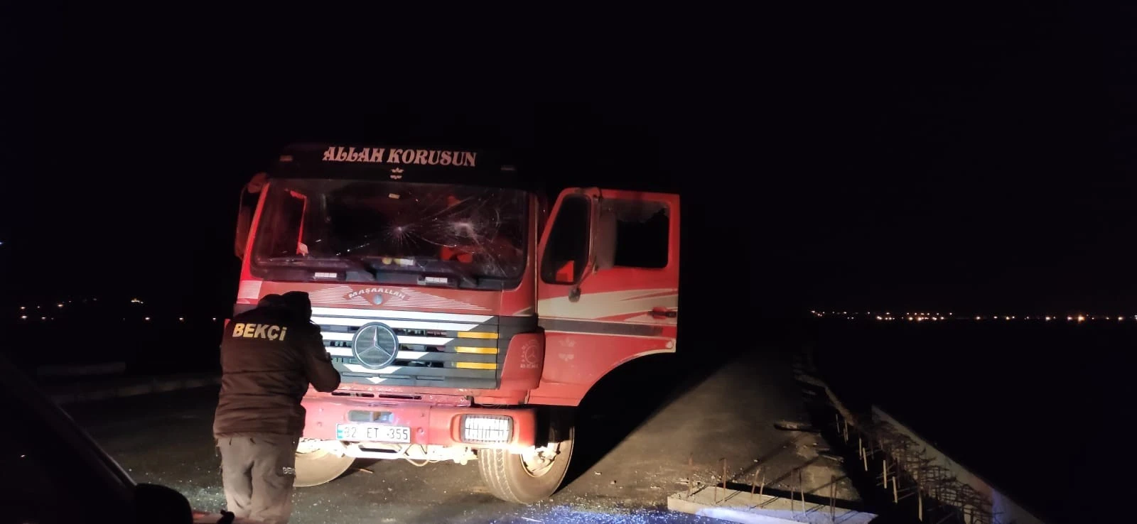 Yol çalışmasındaki görevliye saldırdılar