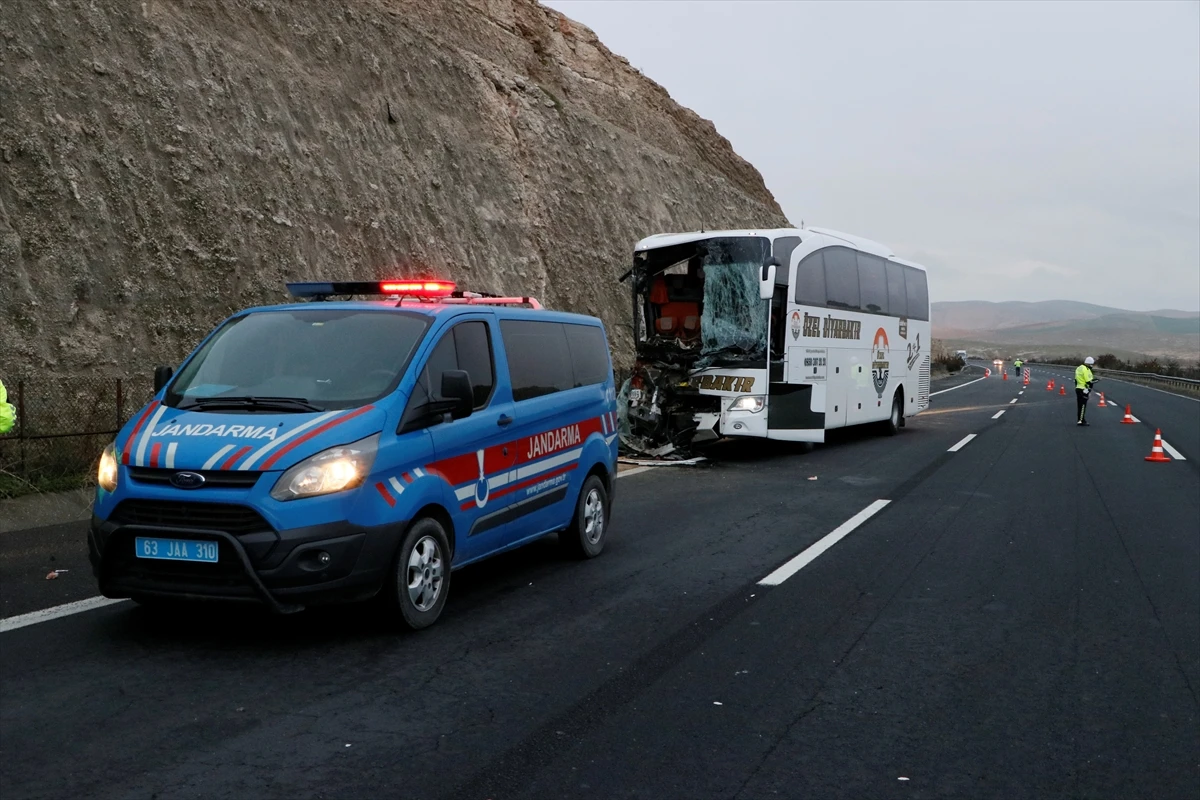 Şanlıurfa'da yolcu otobüsü tıra arkadan çarptı