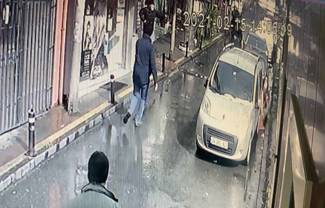 2 kardeş sokak ortasında birbirini bıçakladı