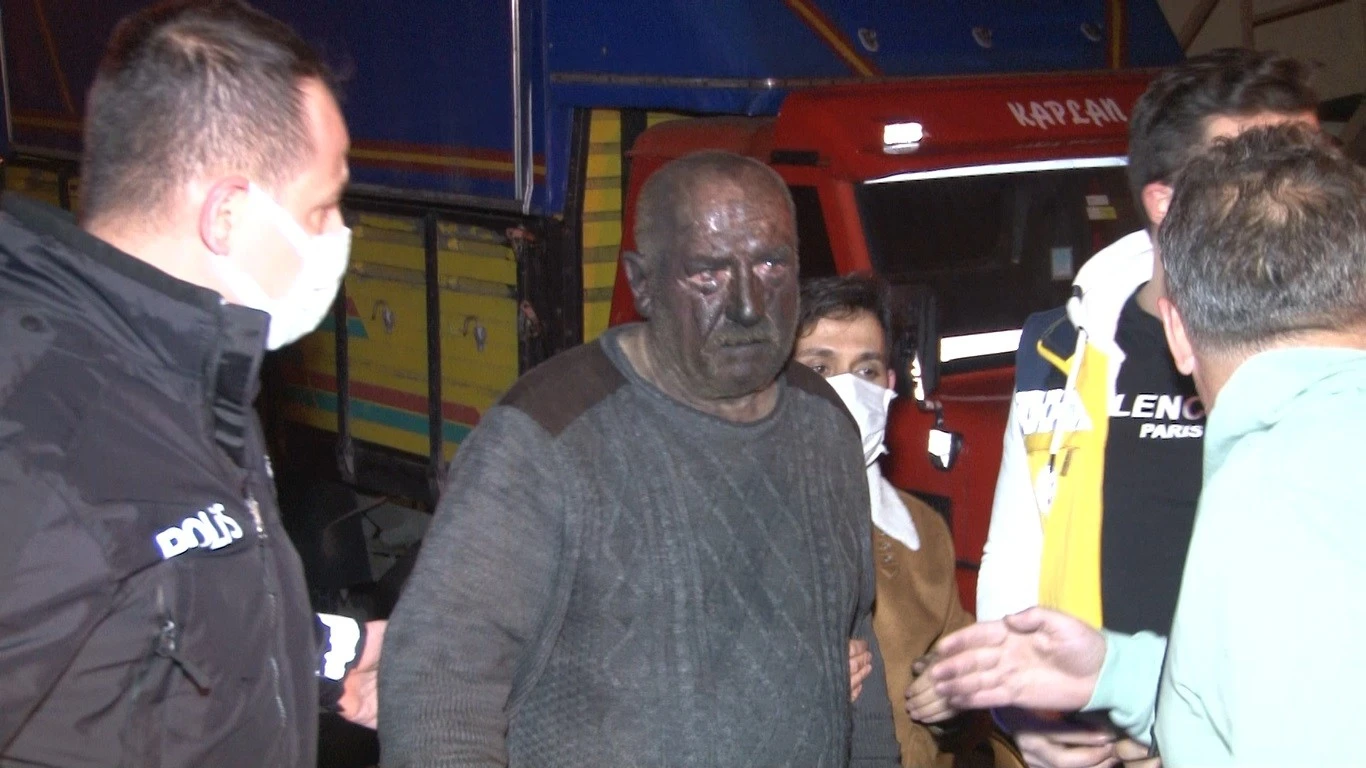 Anne ve babasını kurtarmak için dumanların arasına girdi