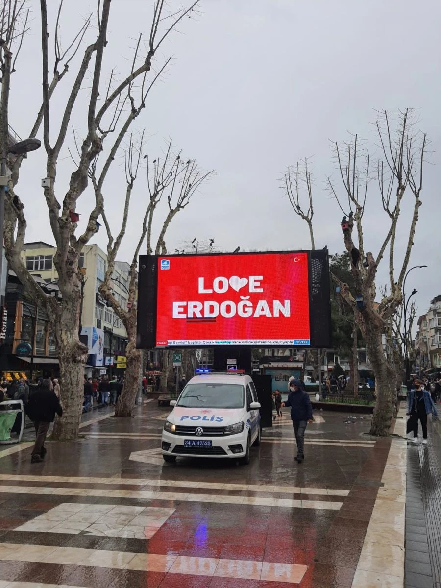 Pendik'te 'Love Erdoğan' görseli LED ekranlara yansıtıldı