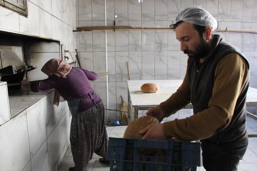 Babasının 40 yıllık işini bıraktı, annesiyle ekmek fırını açtı