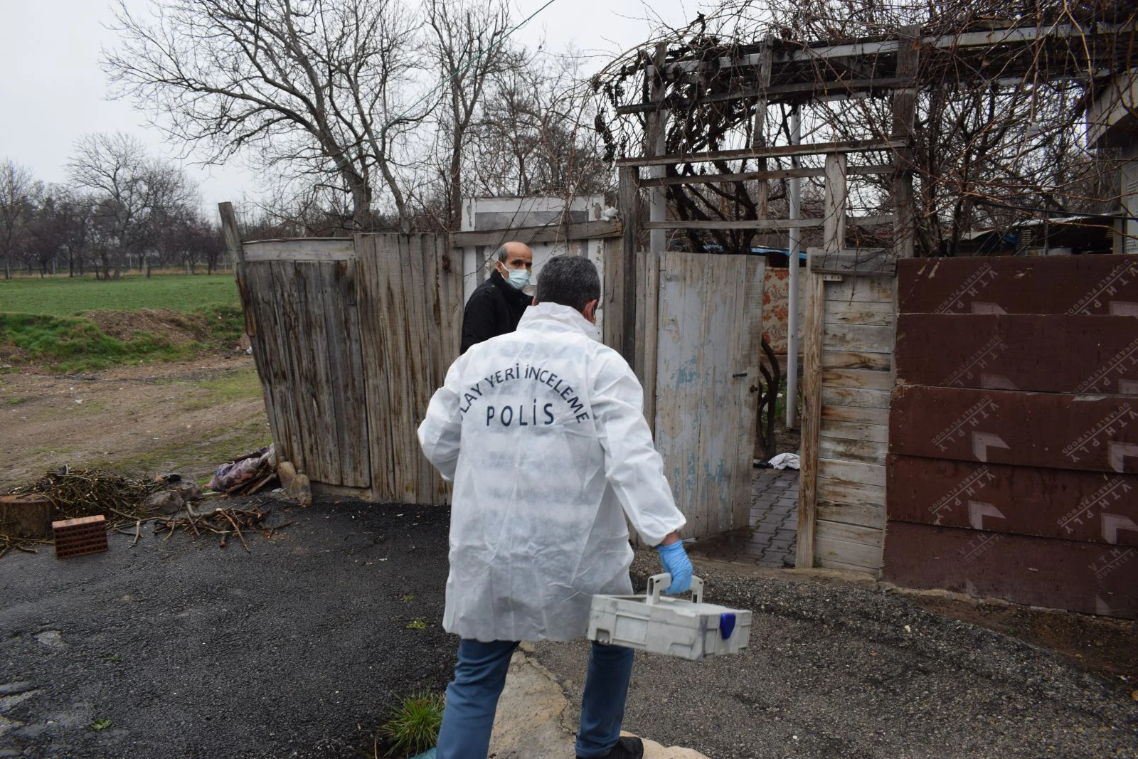 Babasını öldürüp okula gitti