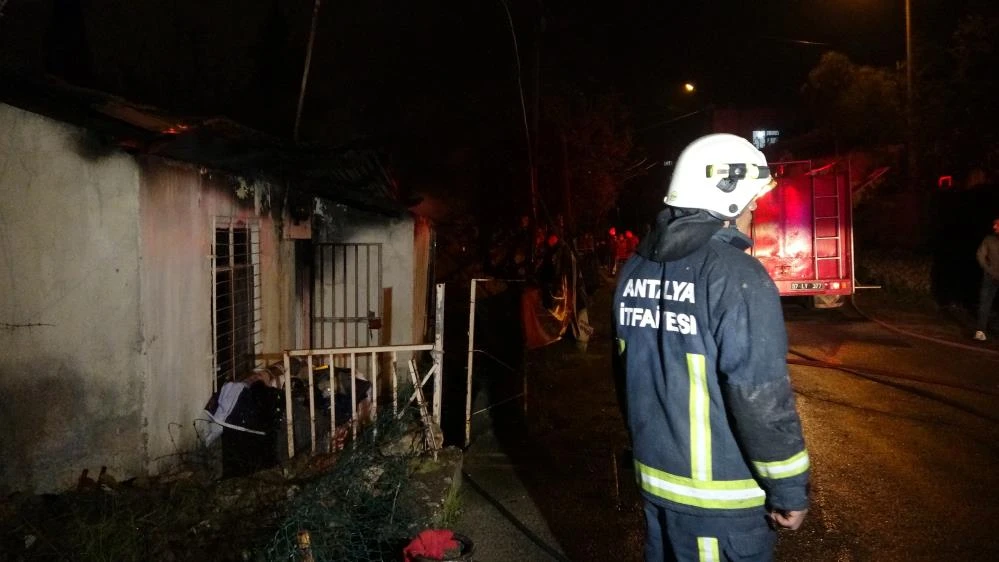 Alev topuna dönen evdeki kadını komşuları son anda kurtardı