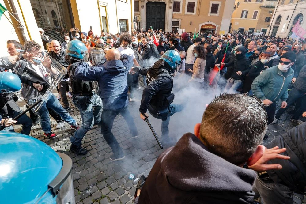 Roma'da Kovid-19 kısıtlamaları protesto edildi