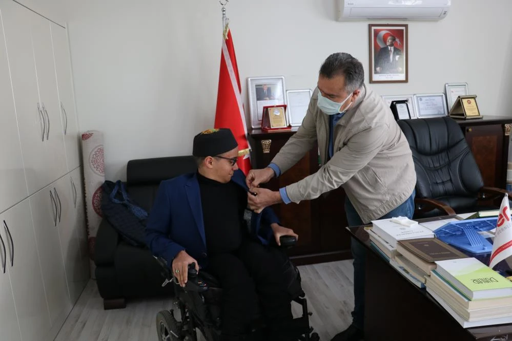 Engelleri aşarak hafız oldu