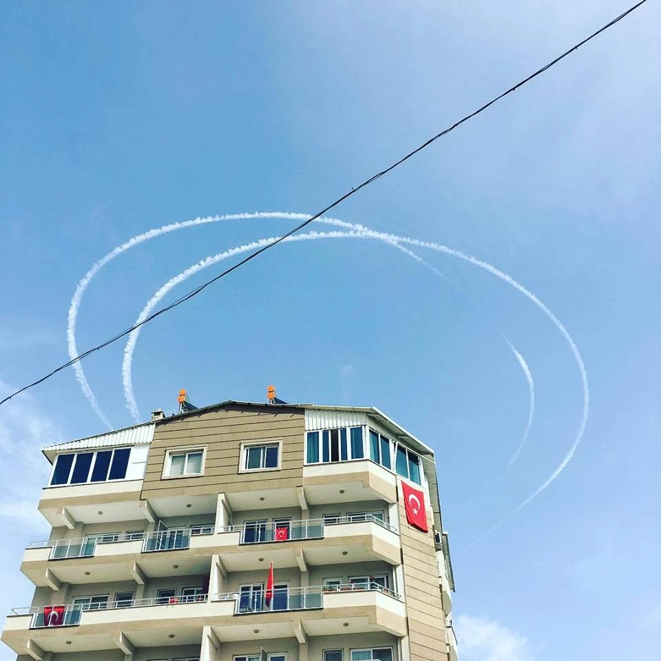 Savaş uçakları Hatay semalarında 'Hilal' oluşturdu