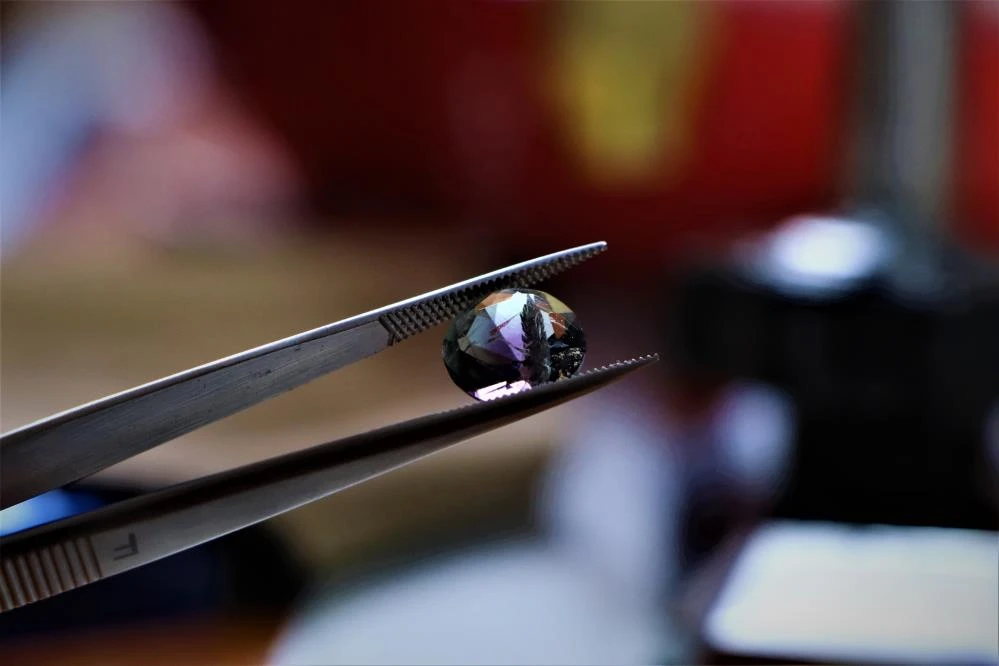 Komando gibi dağlarda gezerek süs taşı arıyorlar