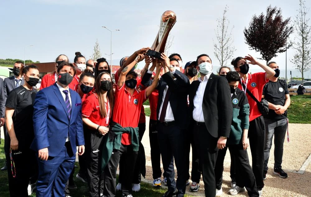 Şampiyon periler kupayı hastaneye götürdü