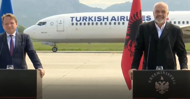 Arnavutluk Başbakanı ve AB Komiseri basın toplantısında THY uçağı sürprizi