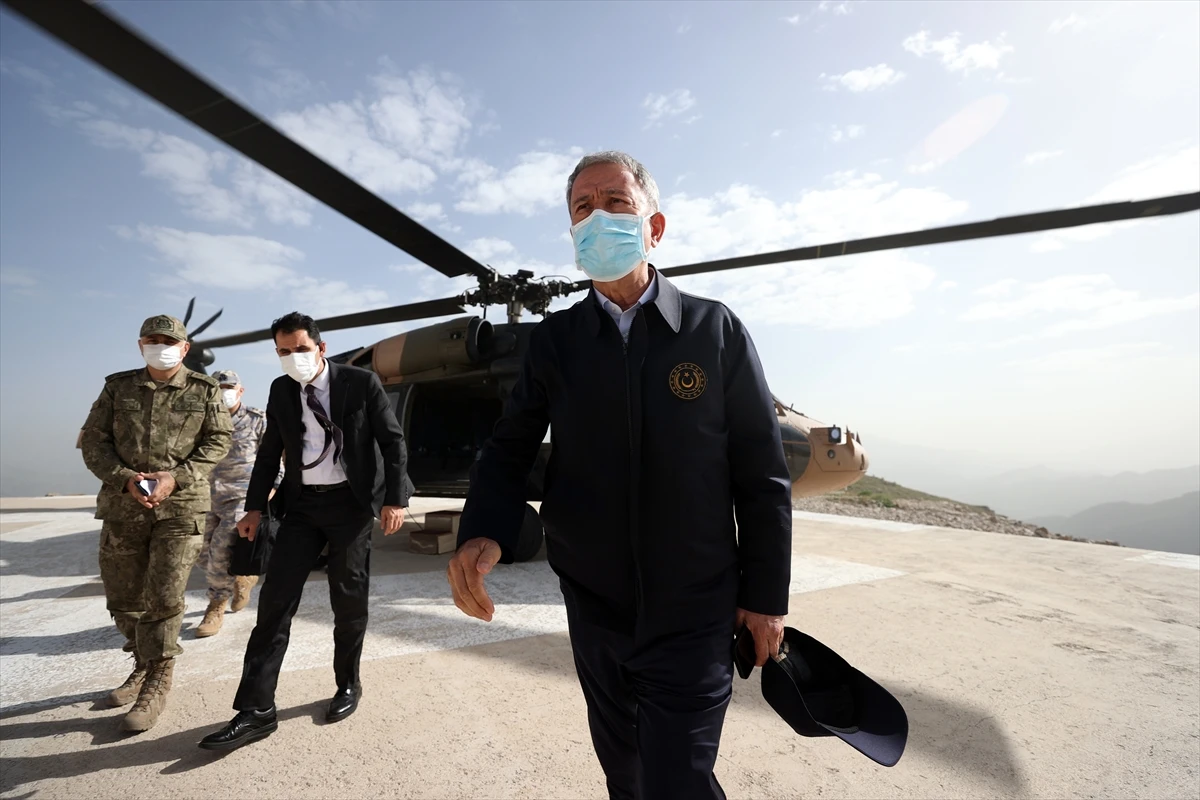 Son dakika: Bakan Akar'dan bayram ziyaretinde S-400 mesajı