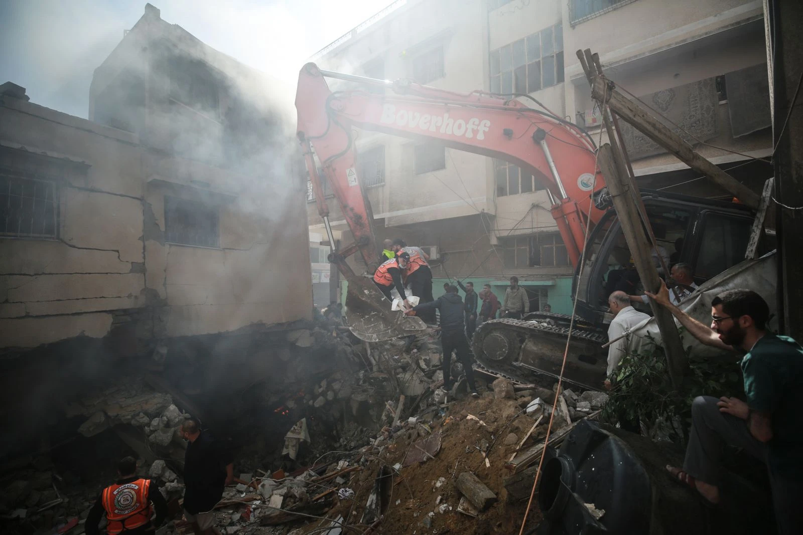 İşgalci İsrail Filistin'i vurmaya devam ediyor