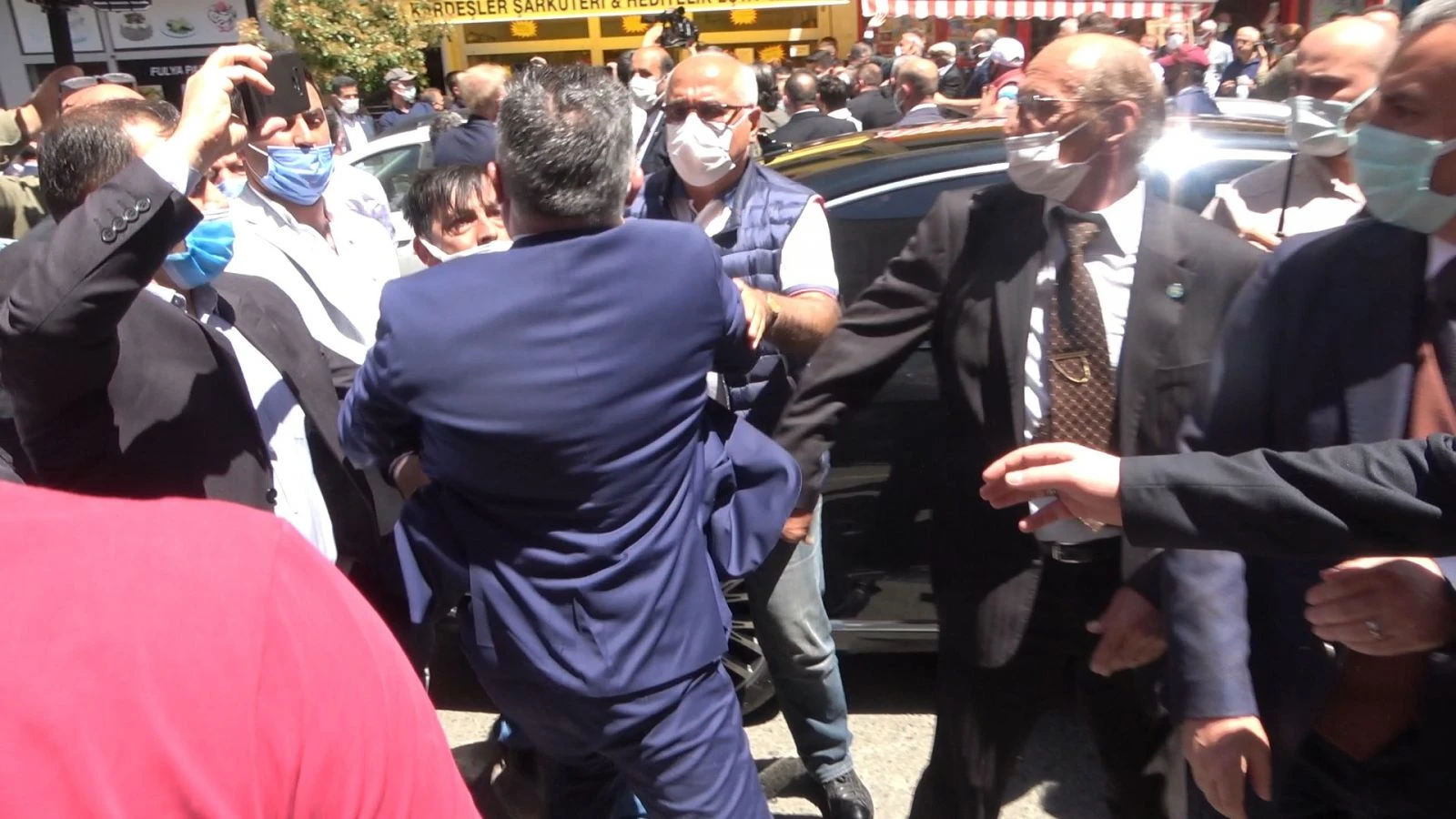 Akşener'in ziyaretinde yumruklu kavga