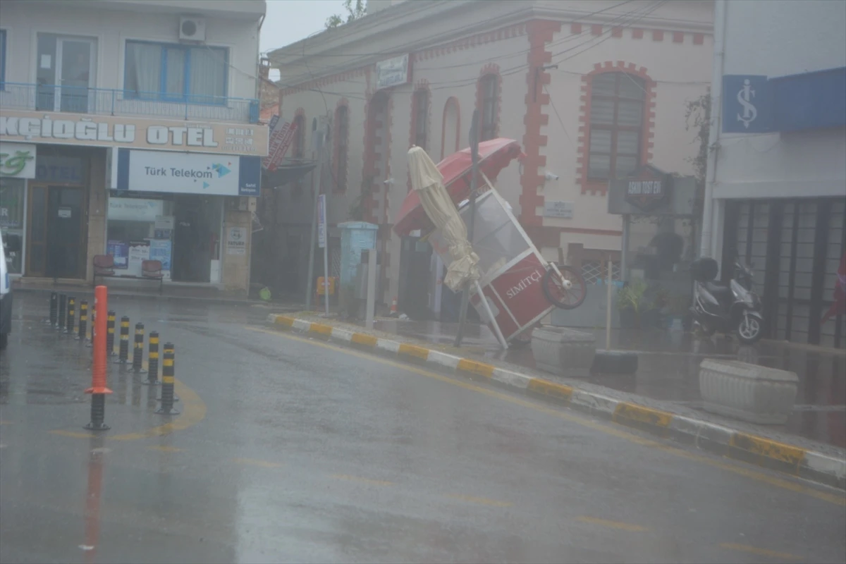 Ayvalık’ı fırtına vurdu