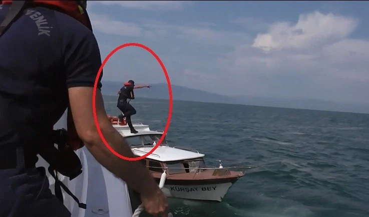 Müsilajların arasında can pazarı: Sahil Güvenlik ekipleri kurtardı