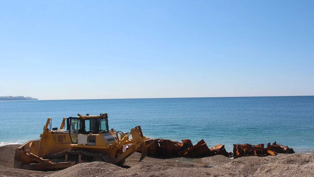Antalya'da 83 yıllık batık gemi karaya çıkartıldı