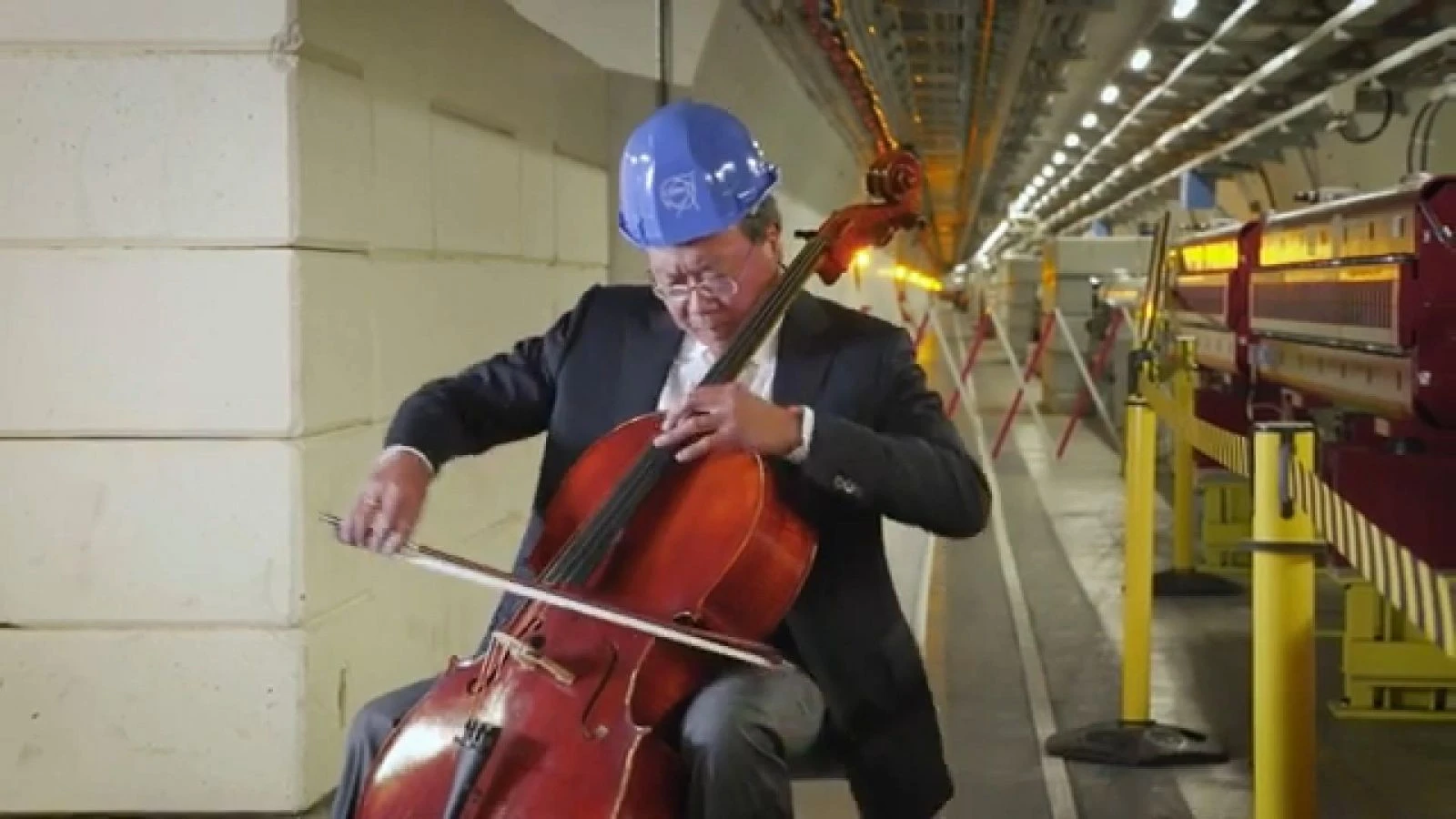 Ünlü viyolonist, CERN´de 100 metre derinde Bach çaldı