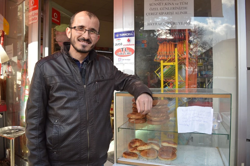 Dolaptan izinsiz aldığı poğaçaların parasını bıraktı