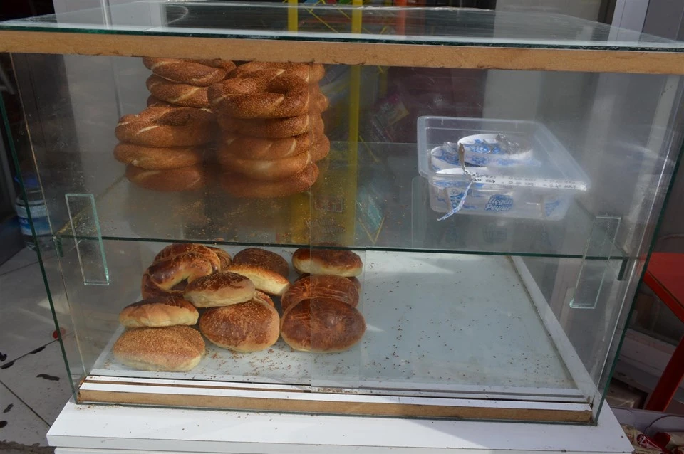 Dolaptan izinsiz aldığı poğaçaların parasını bıraktı