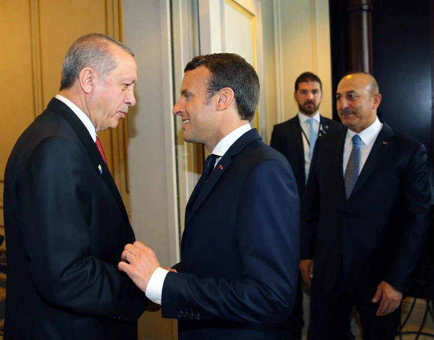 Macron, Erdoğan'ı hayranlıkla izledi