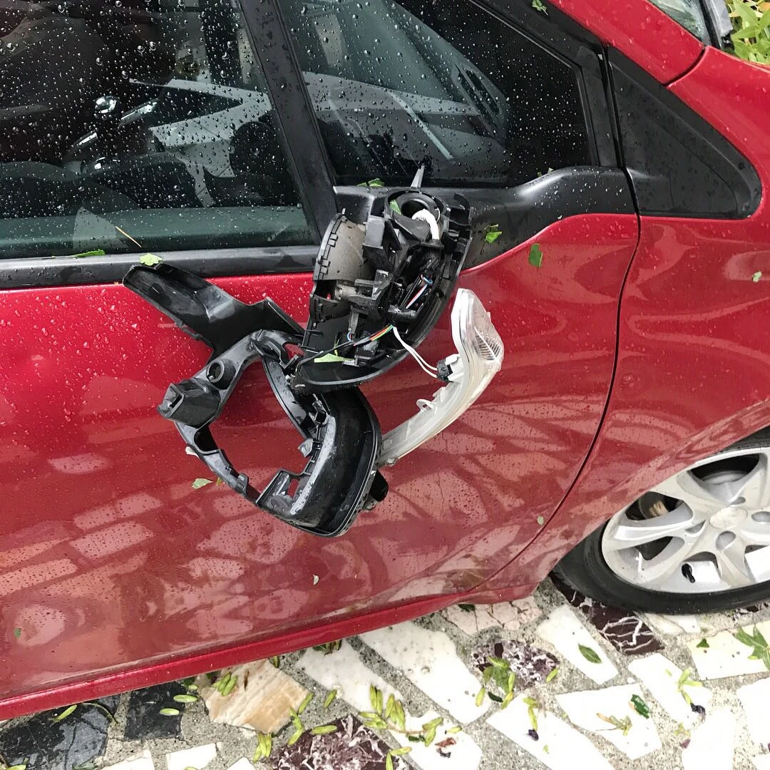 Üsküdar'da dolu yağışı sonrası binalarda oluşan hasar