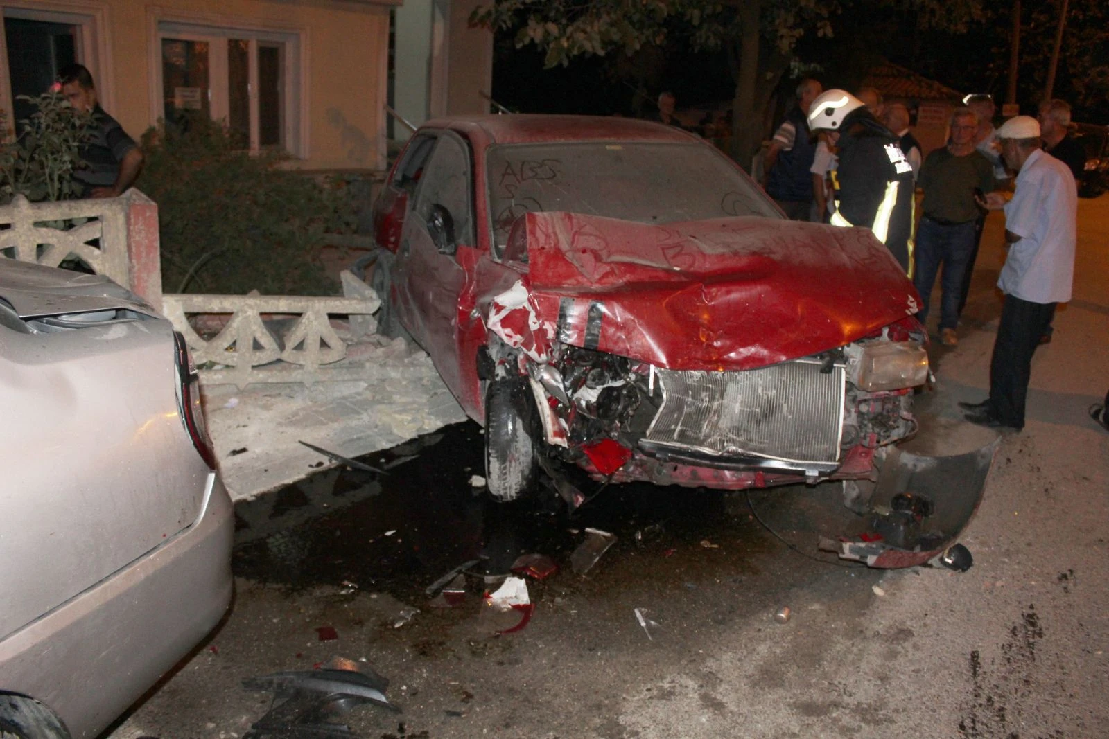 Otomobil cezaevi duvarına çarptı