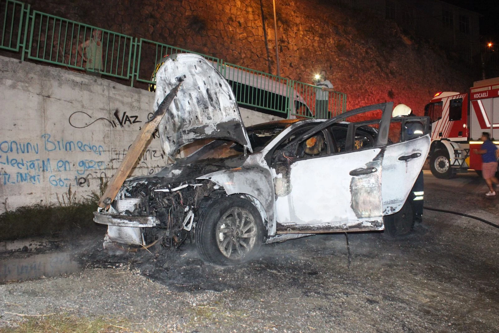 Park halindeki otomobil alev alev yandı