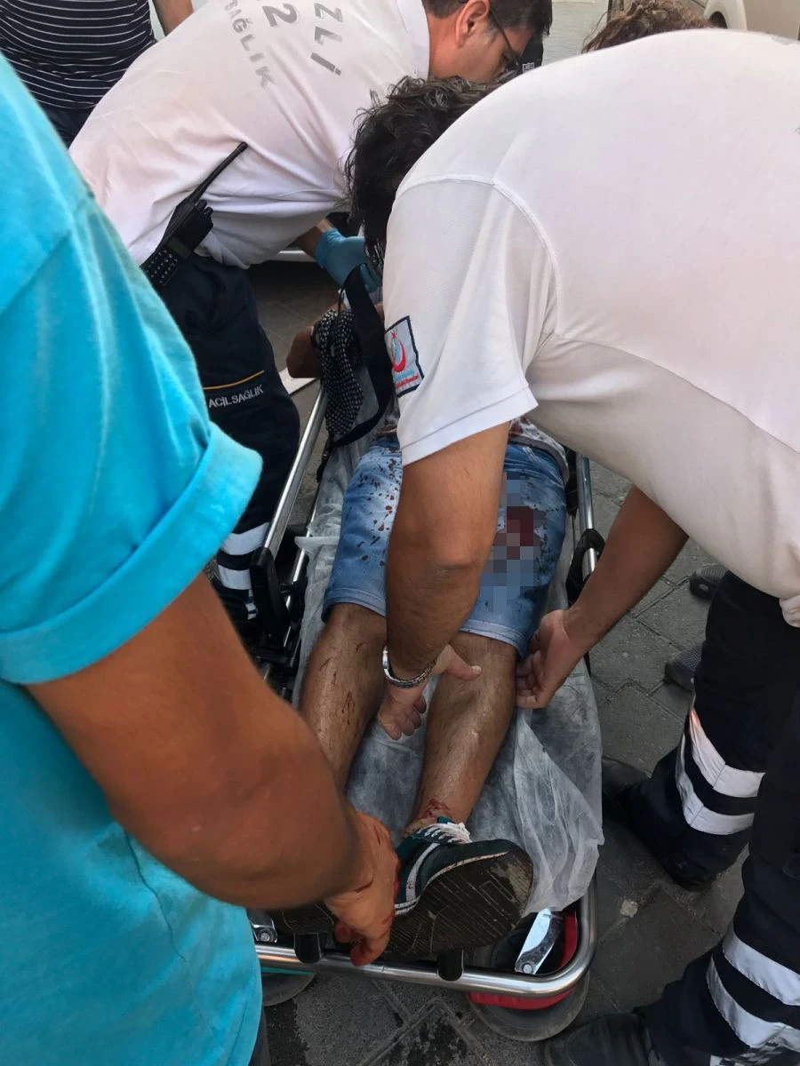 Boşanmak üzere olan eşinin erkek arkadaşını bıçakladı